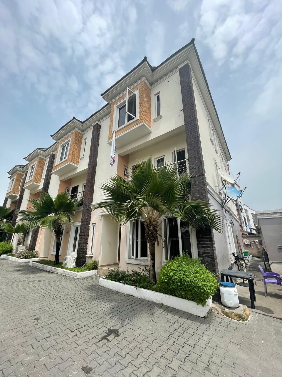4-Bedroom terrace Apartment in Osapa London